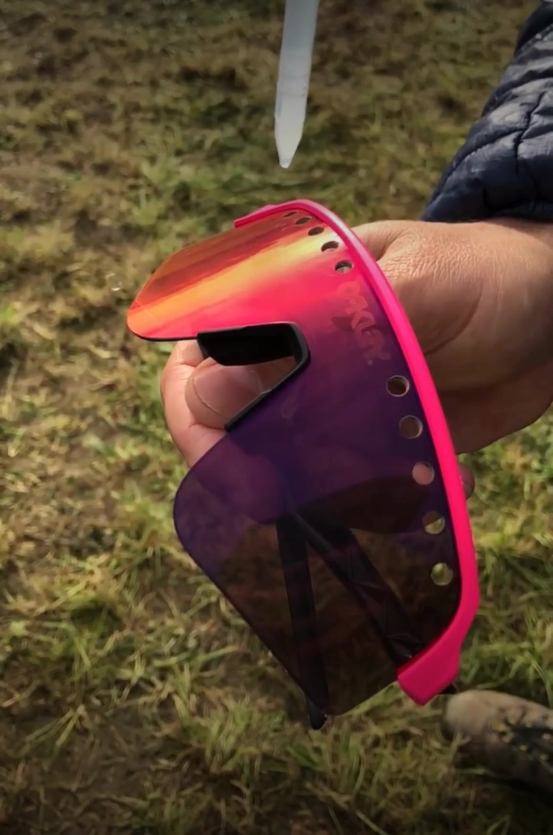 Démonstration du spray anti-pluie VisioDry : les gouttes rebondissent sur des lunettes de sport