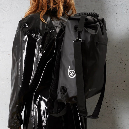 Sac à dos vélo Badawin Ali noir porté sur le dos