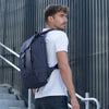 Sac à dos urbain connecté Unit 1 TORCH Backpack, coloris Misty Blue, porté, vue de profil