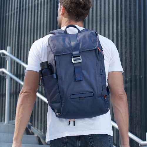 Sac à dos urbain connecté Unit 1 TORCH Backpack, coloris Misty Blue, porté, vue de dos