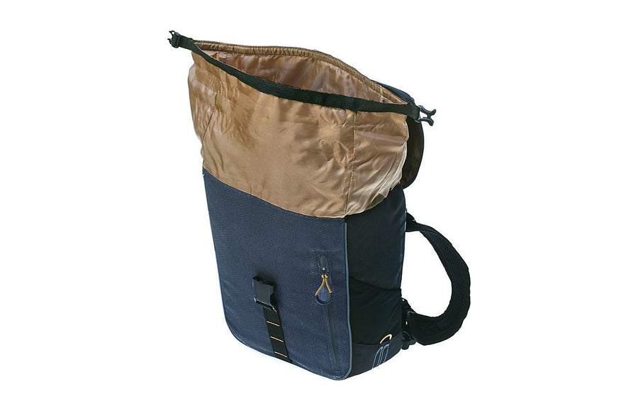 Fermeture roll-top du sac a dos Basil Miles