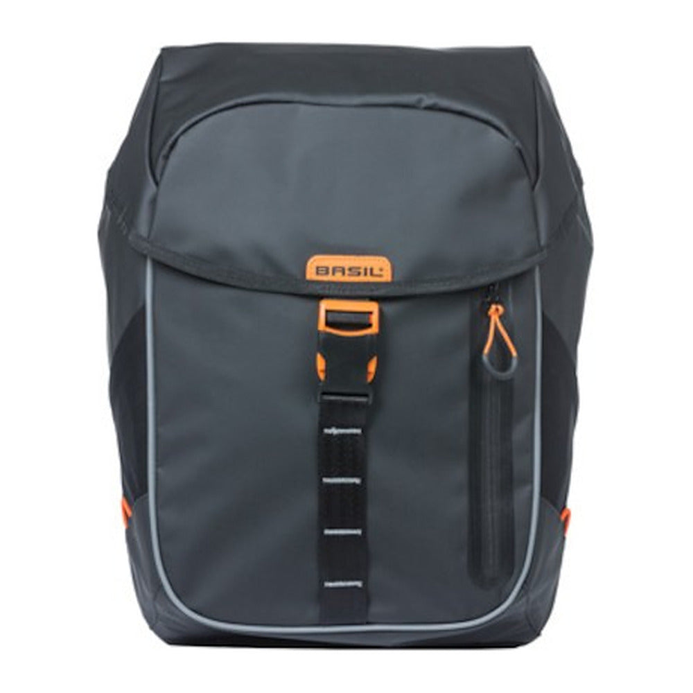 Sac à dos vélo Basil Miles Tarpaulin Hook-On 17 L coloris Noir Orange – vue de face rabat ferme
