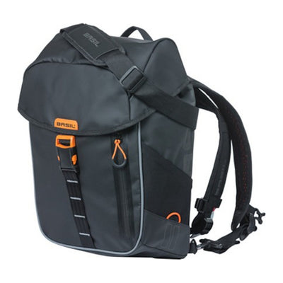 Sac à dos vélo Basil Miles Tarpaulin Hook-On 17 L coloris Noir Orange – vue trois quarts bretelles deployees