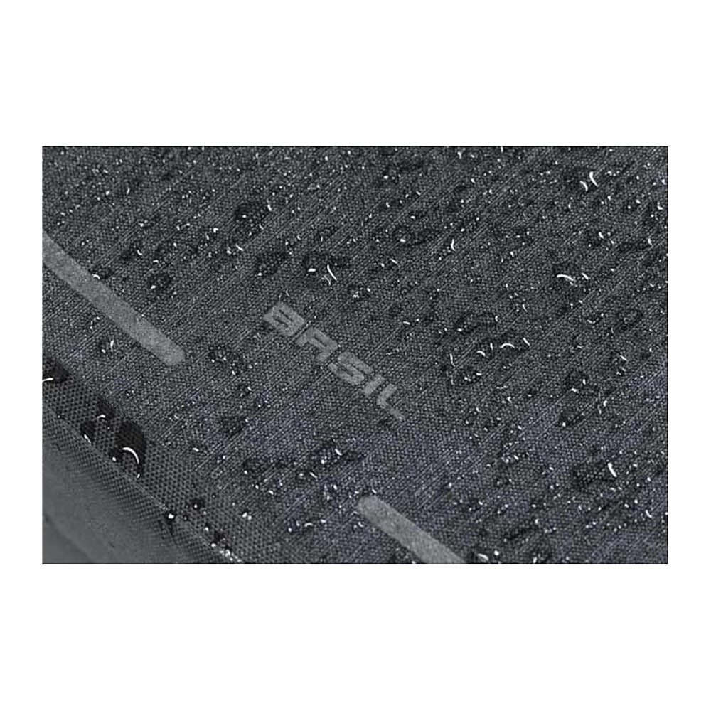 Sac à dos vélo Basil Urban Dry Hook-On 18 L coloris Charcoal – bache et coutures soudees sous la pluie