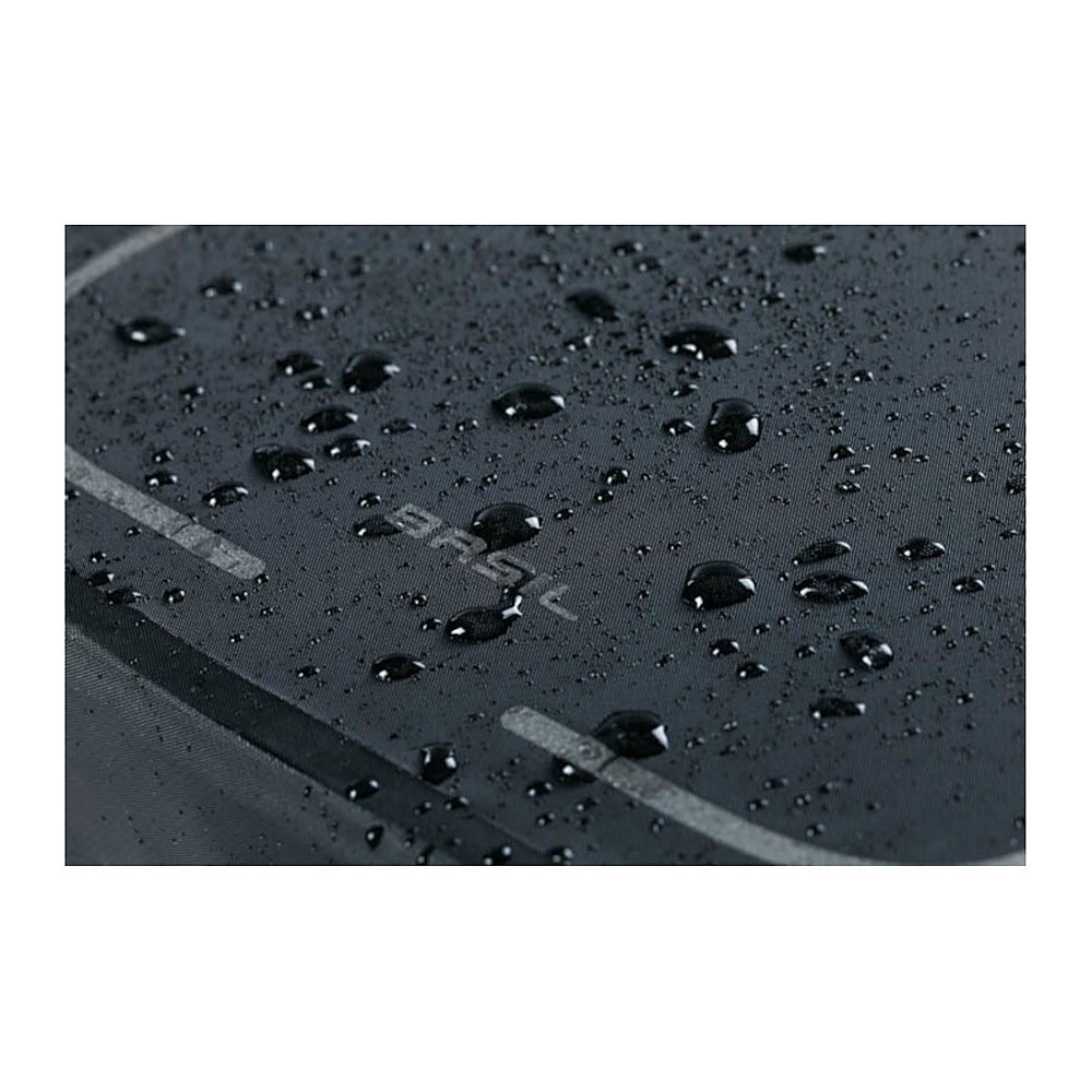 Sac à dos vélo Basil Urban Dry Hook-On 18 L coloris Noir mat – bache et coutures soudees sous la pluie