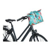 Sac à main vélo Basil Bloom Field KF 11 L coloris Sky Blue – accroche sur le porte-bagages