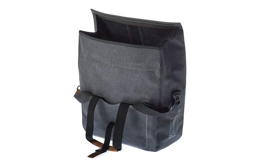 Sacoche arrière vélo Basil Urban Dry – accrochée au porte-bagages
