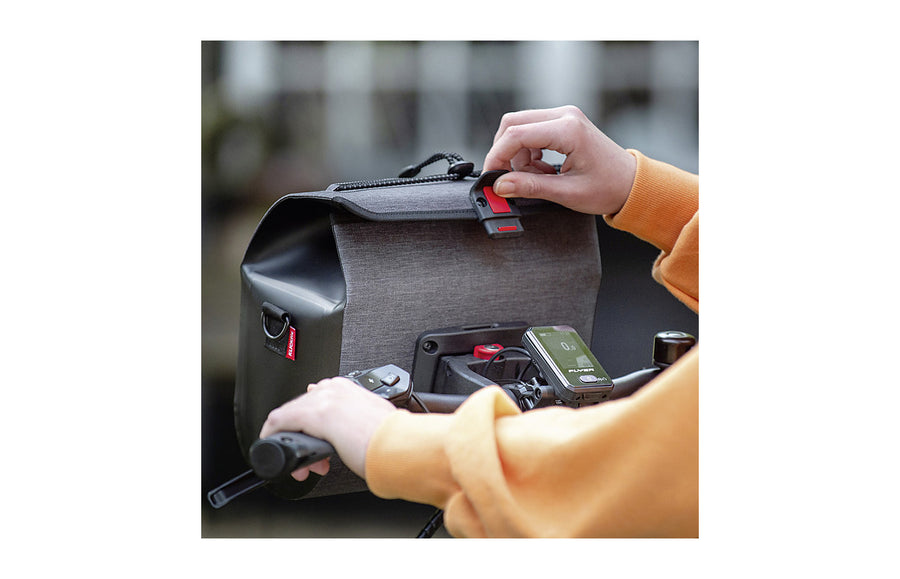 Rabat de la sacoche KlickFix Baggy Waterproof ouvert d une main