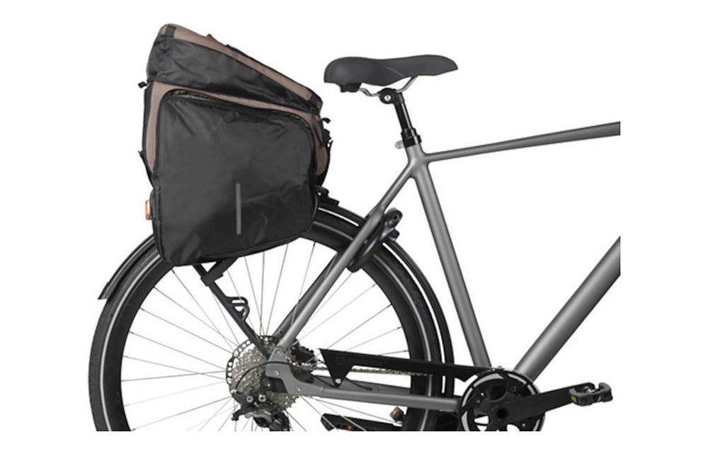 Sacoche de porte-bagages vélo Basil Move – vue de trois quarts sur le porte-bagages