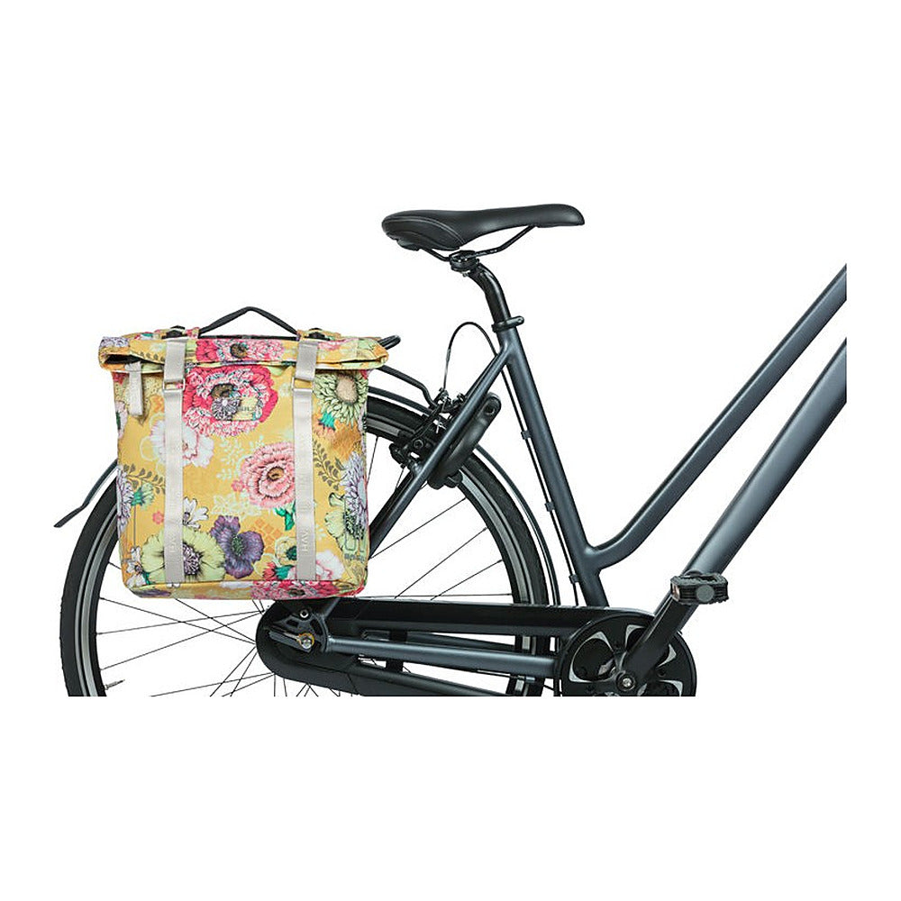 Sacoche double vélo Basil Bloom Field MIK 35 L coloris Honey Yellow – montee sur un velo de ville vue de profil