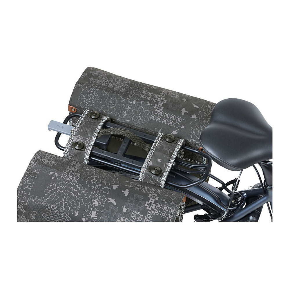 Sacoche double vélo Basil Bohème MIK 35 L coloris Charcoal – vue depuis la selle
