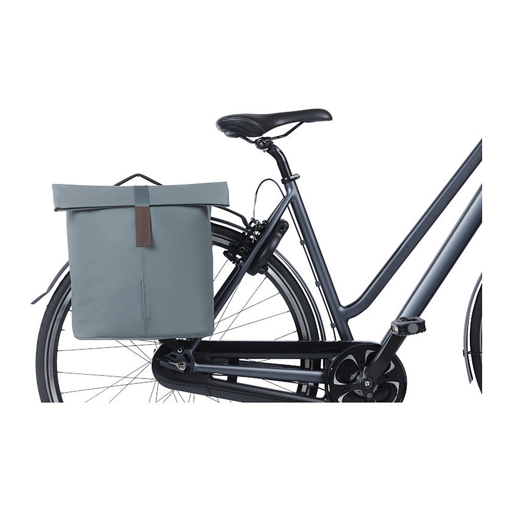 Sacoche double vélo Basil City MIK 32 L coloris Graphite Blue – montee sur un velo de ville