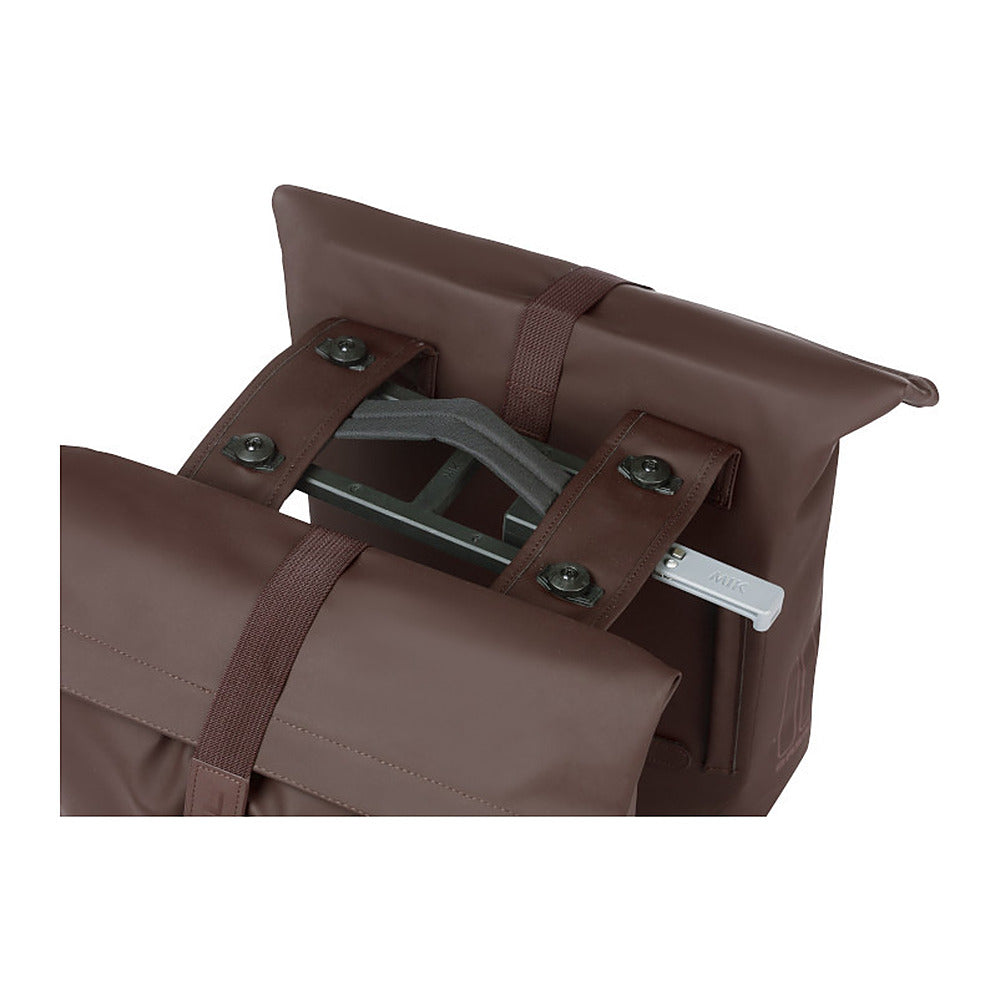 Sacoche double vélo Basil City MIK 32 L coloris Roasted Brown – fixation MIK sur le porte-bagages