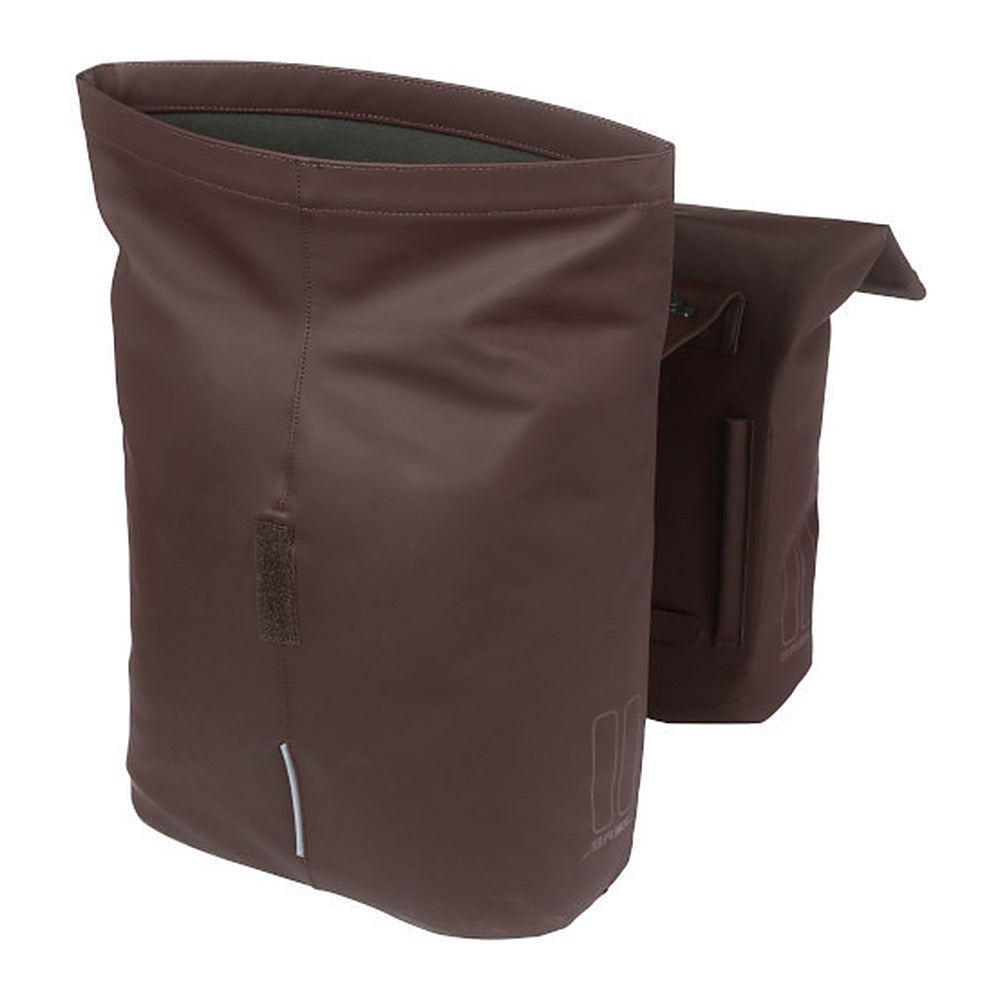 Sacoche double vélo Basil City MIK 32 L coloris Roasted Brown – vue de profil, rabat ouvert