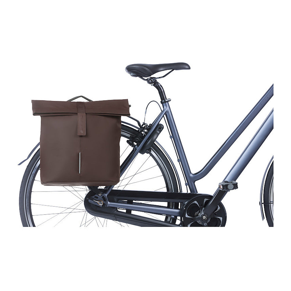 Sacoche double vélo Basil City MIK 32 L coloris Roasted Brown – montee sur un velo de ville