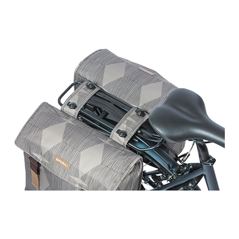Sacoche double vélo Basil Elegance MIK 40 L coloris Chateau Taupe – montage sur le porte-bagages