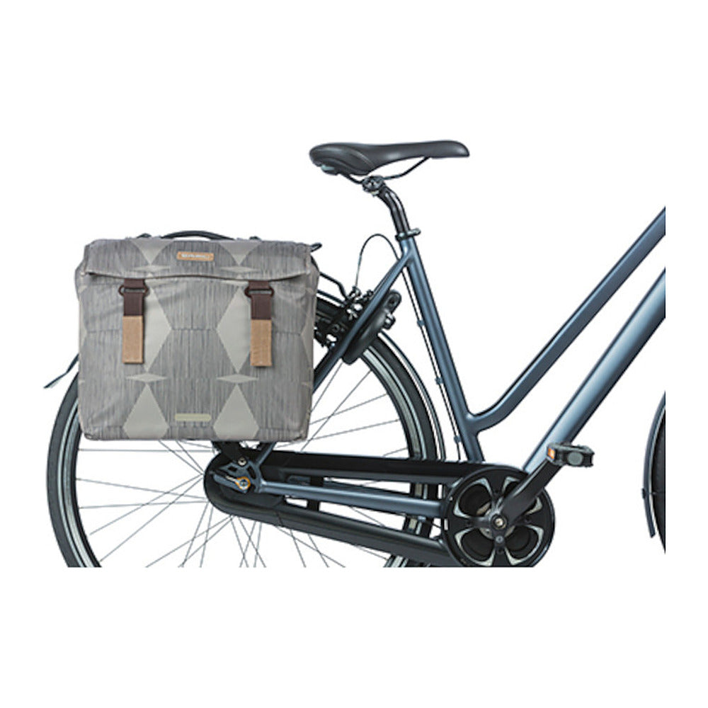 Sacoche double vélo Basil Elegance MIK 40 L coloris Chateau Taupe – montee sur un velo de ville