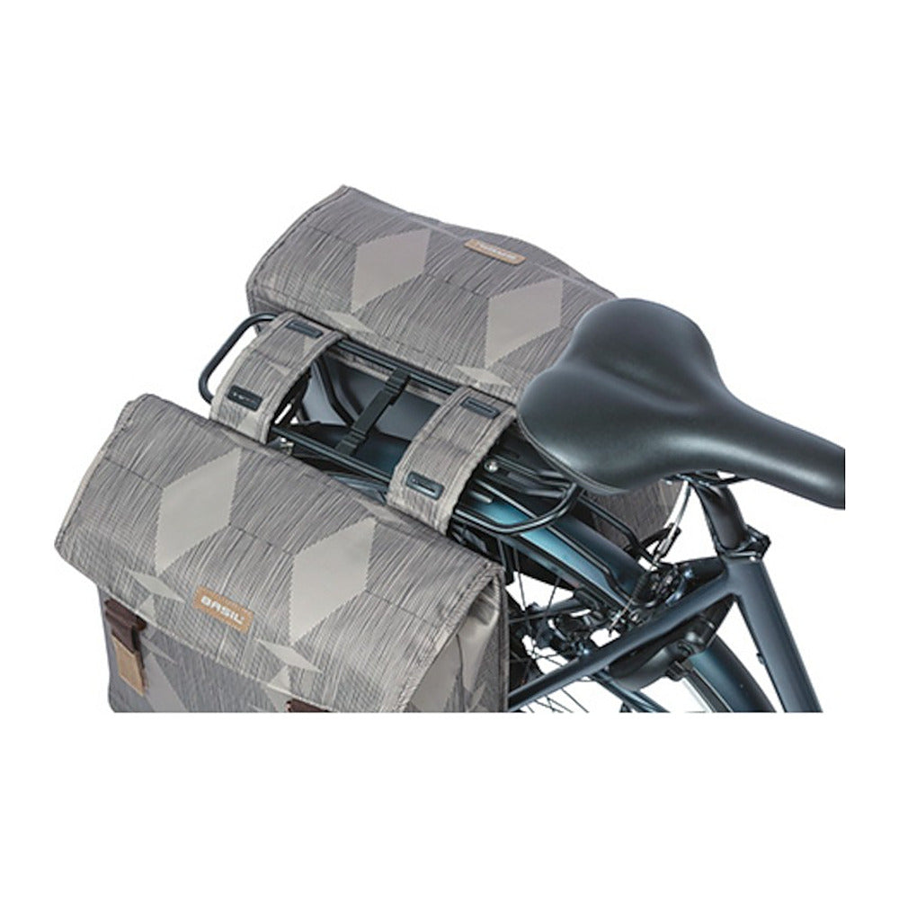 Sacoche double vélo Basil Elegance Universal Bridge 49 L coloris Chateau Taupe – montee sur un velo de ville