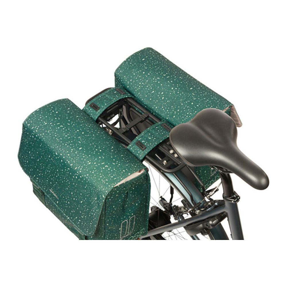 Sacoche double vélo Basil Flair Universal Bridge 35 L coloris Vert – montee sur un velo de ville