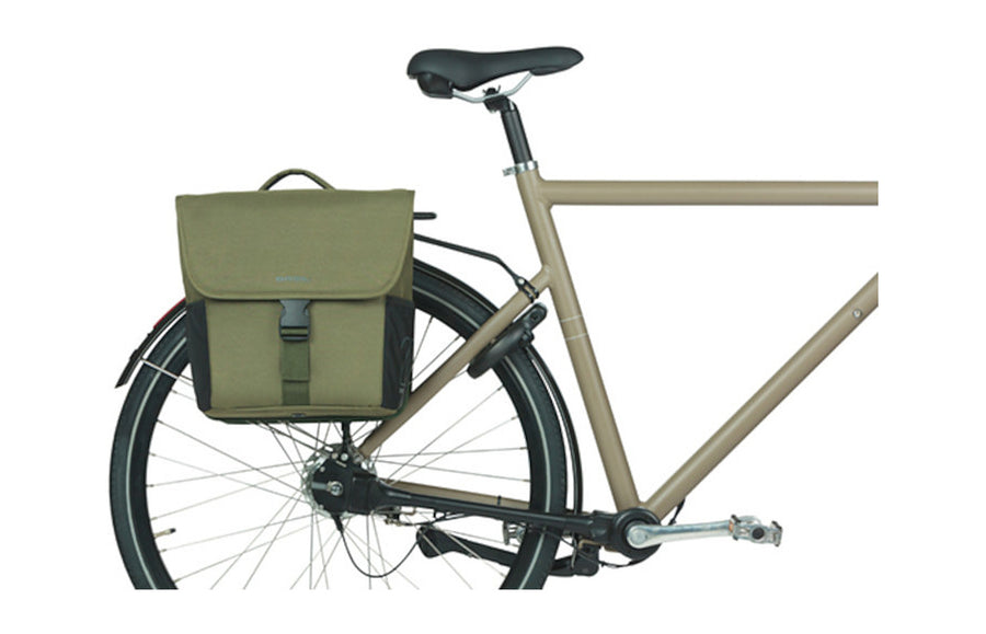 Sacoche double Basil Go MIK montee sur un velo