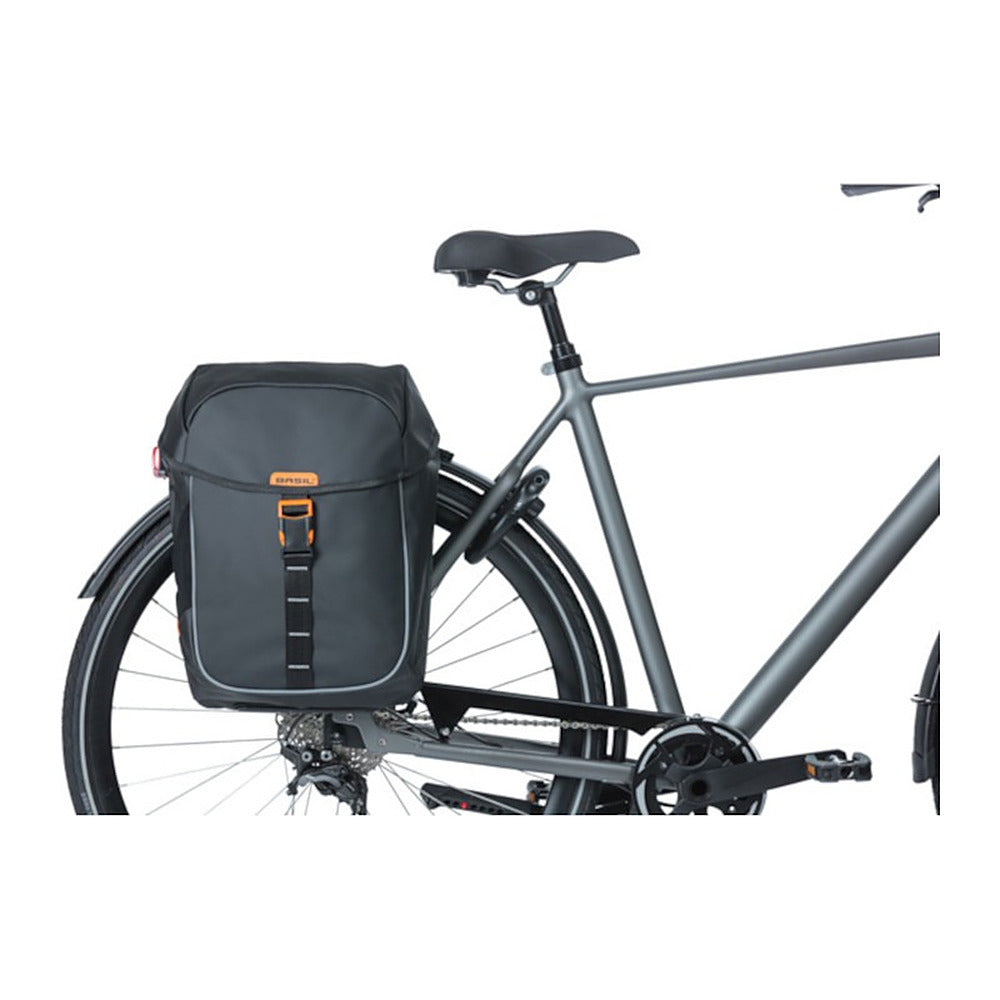 Sacoche double vélo Basil Miles Tarpaulin 34 L coloris Noir / Orange – montee sur un velo