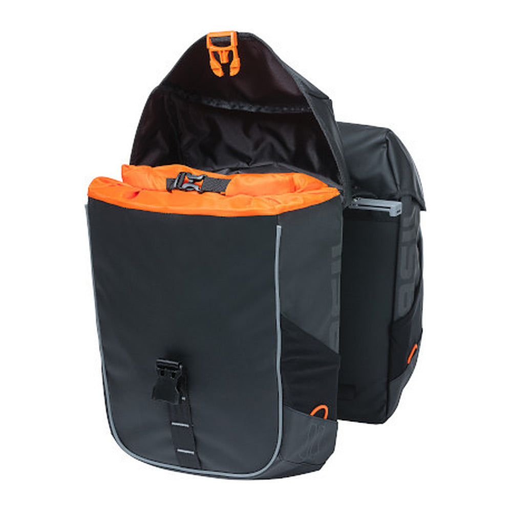 Sacoche double vélo Basil Miles Tarpaulin MIK 34 L coloris Noir Orange – montee sur un velo