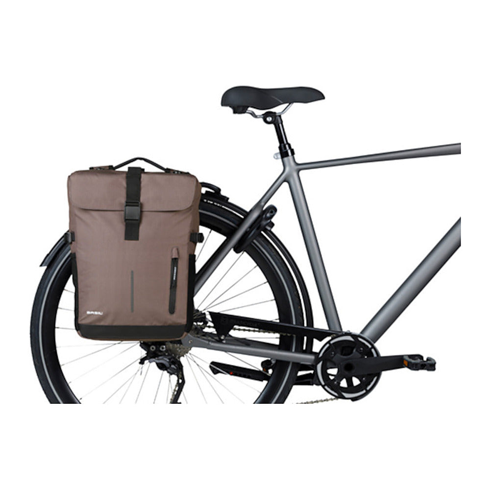 Sacoche double vélo Basil Move MIK 30 L coloris Brun – montee sur un velo de ville