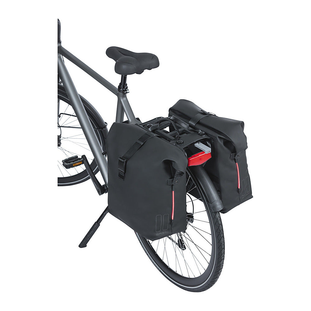 Sacoche double vélo Basil SoHo Nordlicht MIK 41 L coloris Noir nuit – bande LED Nordlicht allumée