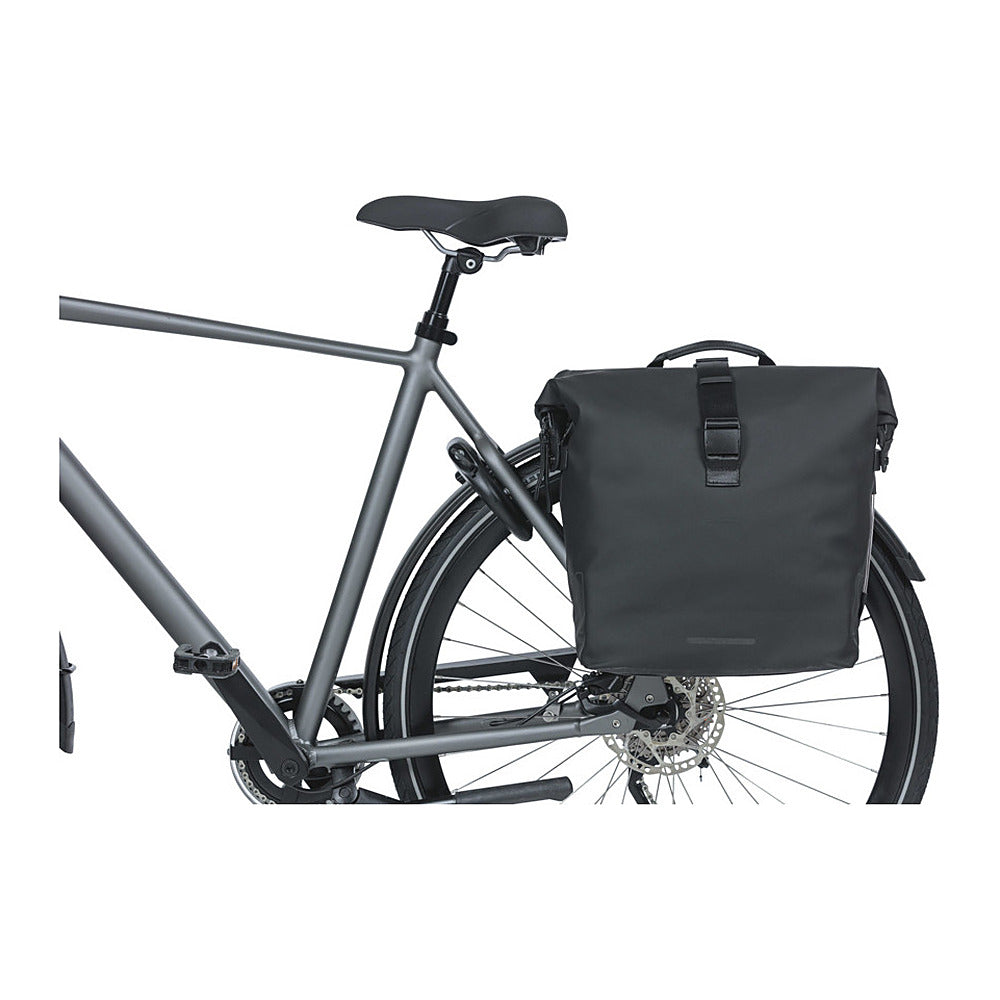 Sacoche double vélo Basil SoHo Nordlicht MIK 41 L coloris Noir nuit – montée sur un vélo de ville