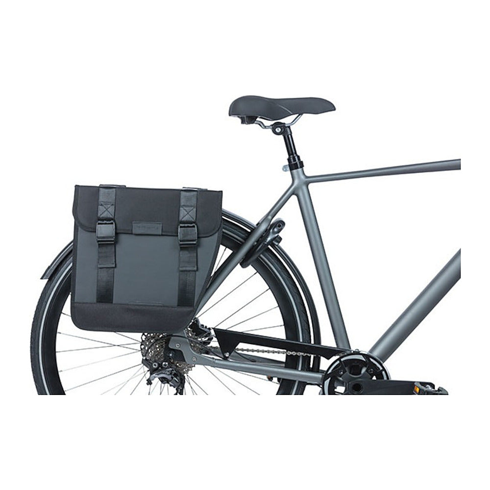 Sacoche double vélo Basil Tour Waterproof 28 L coloris Noir – la paire montee