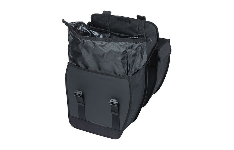 Fermeture roll-top de la sacoche Basil Tour Waterproof XL