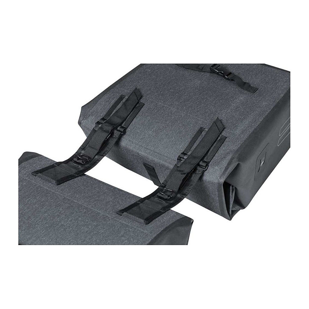 Sacoche double vélo Basil Urban Dry Universal Bridge 50 L coloris Charcoal – pont textile Universal Bridge