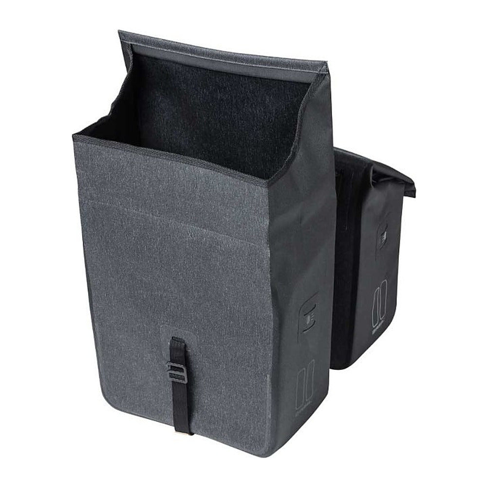 Sacoche double vélo Basil Urban Dry Universal Bridge 50 L coloris Charcoal – sangles sur le porte-bagages