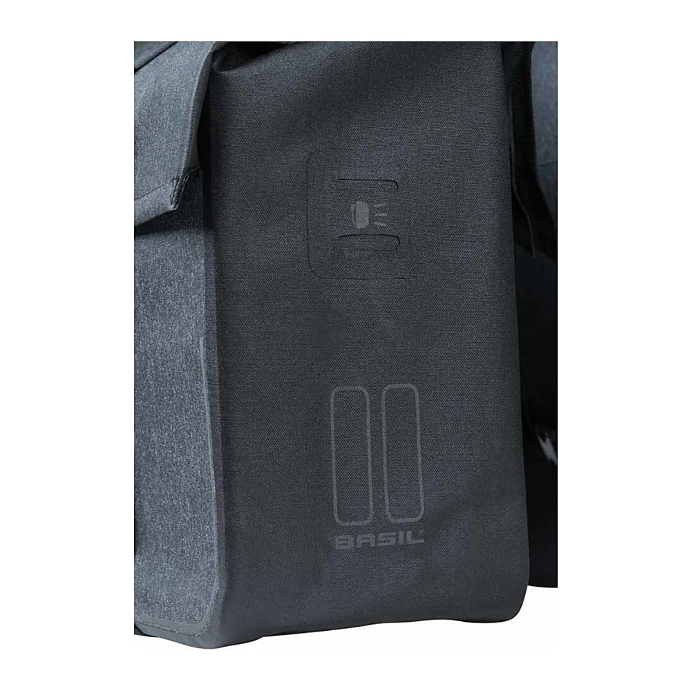 Sacoche double vélo Basil Urban Dry Universal Bridge 50 L coloris Charcoal – montee sur un velo de ville