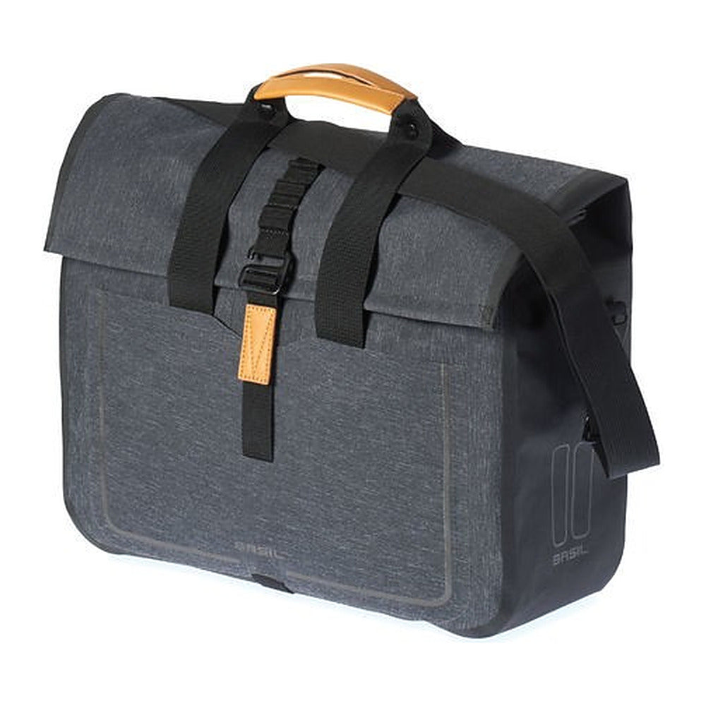 Sacoche double vélo Basil Urban Dry Universal Bridge 50 L coloris Noir mat – montee sur un velo de ville