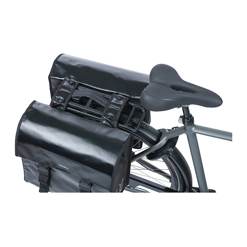 Sacoche double vélo Basil Urban Load MIK 48-53 L coloris Noir – vue rapprochee sur le porte-bagages