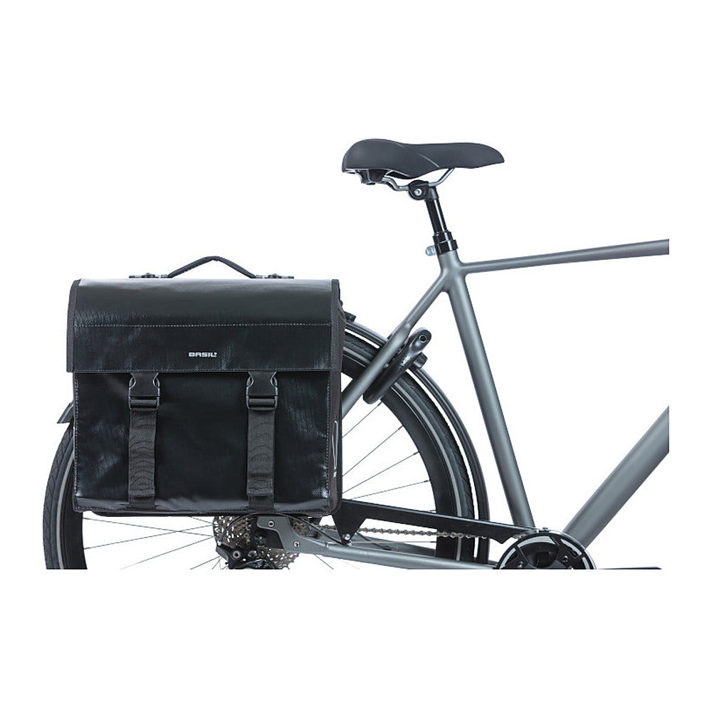 Sacoche double vélo Basil Urban Load MIK 48-53 L coloris Noir – montee sur un velo de ville