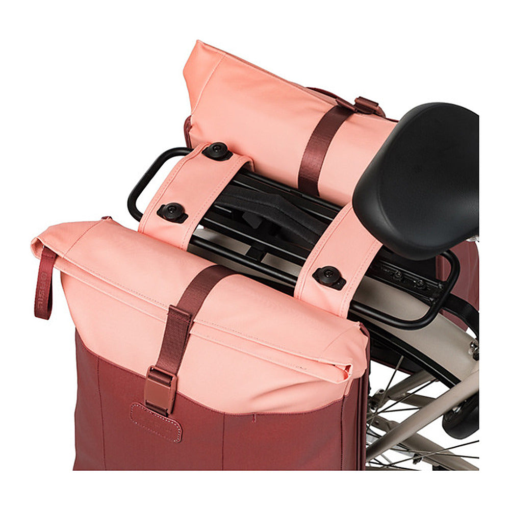 Sacoche double vélo Basil Vive MIK 35 L coloris Bordeaux / Rosé – montée sur le porte-bagages