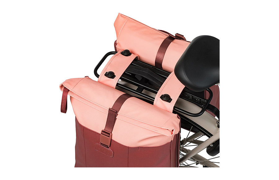 Fixation MIK 2.0 de la Sacoche double vélo Basil Vive MIK 35 L sur le porte-bagages
