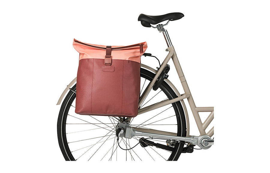 Sacoche double vélo Basil Vive MIK 35 L montée sur un vélo de ville