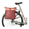 Sacoche double vélo Basil Vive Universal Bridge 35 L coloris Bordeaux / Rosé – montee sur un velo de ville