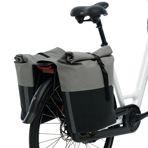 Double sacoche vélo New Looxs Nyborg gris et noir montée sur un porte-bagages