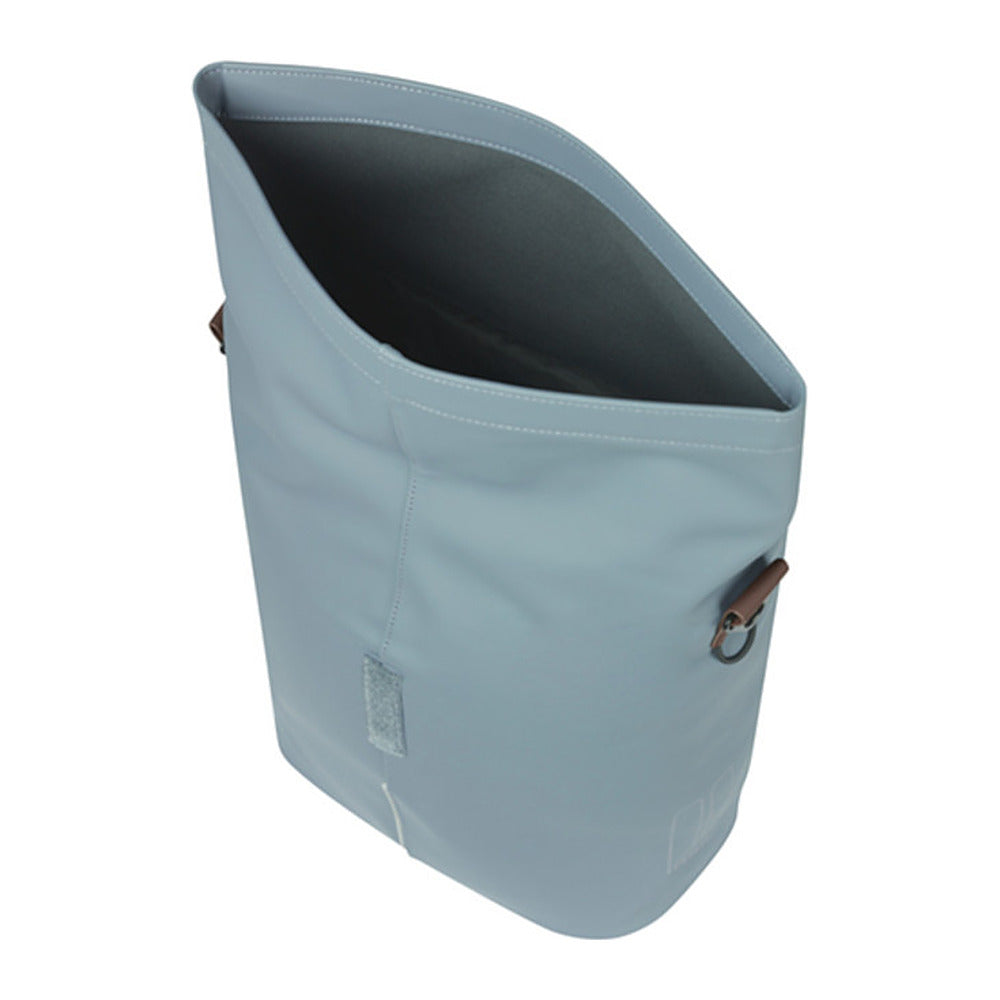 Sacoche vélo Basil City Shopper MIK Studs 16 L coloris Graphite Blue – compartiment principal ouvert