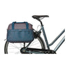 Sacoche vélo Basil Flair 18 L coloris Navy – montee sur un velo de ville