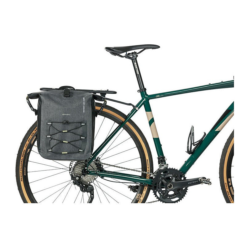 Sacoche vélo Basil Navigator Storm MIK Studs 15 L coloris Noir – montee en lowrider sur un porte-bagages avant