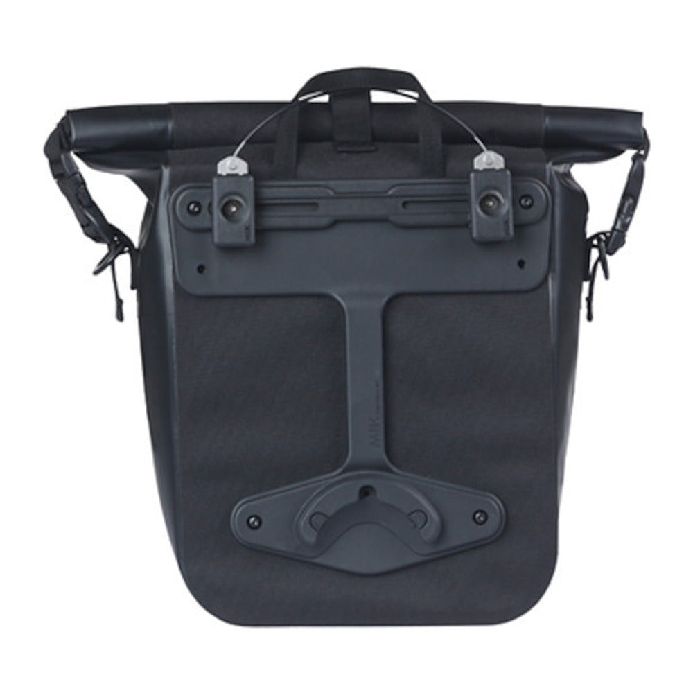 Sacoche vélo Basil Navigator Waterproof M MIK Studs 14 L coloris Noir – plots MIK Studs a l arriere