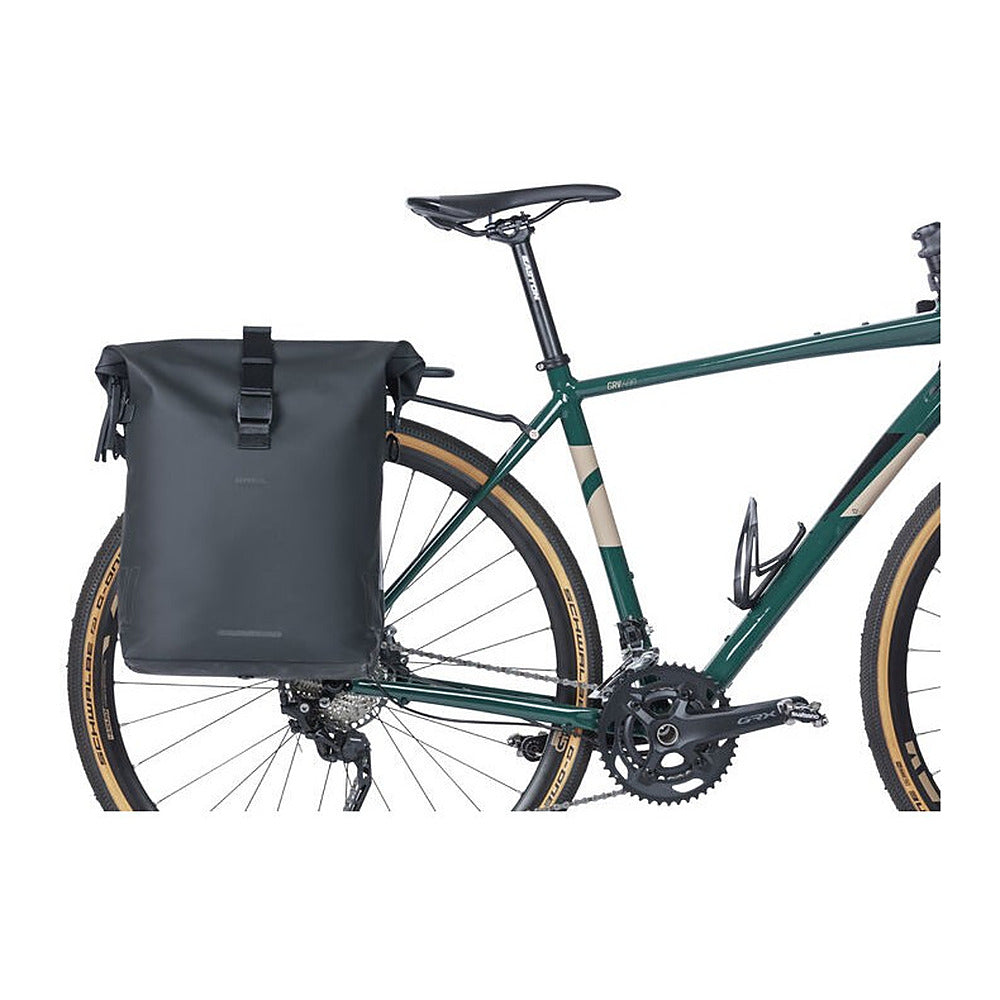 Sacoche vélo Basil SoHo Nordlicht MIK Studs 17 L coloris Noir nuit – vue d ensemble sur le velo