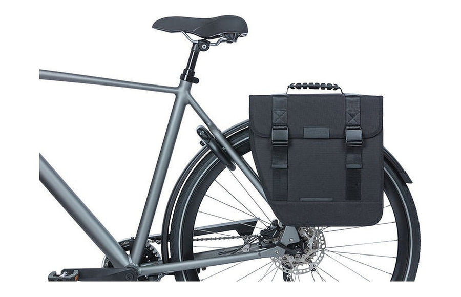 Sacoche vélo Basil Tour simple – montée du côté gauche du porte-bagages
