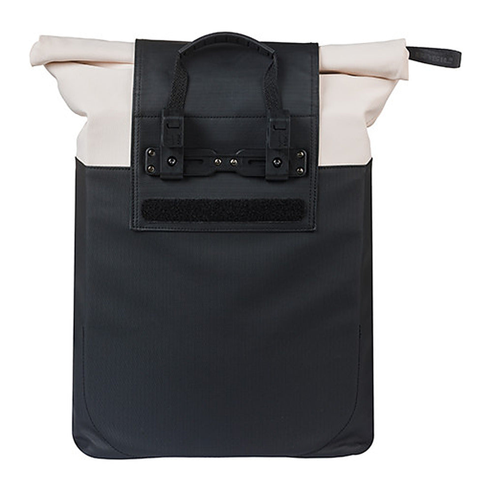 Sacoche vélo Basil Vive Shopper MIK Hooks 20 L coloris Blanc cassé / Noir – dos et crochets MIK Hooks