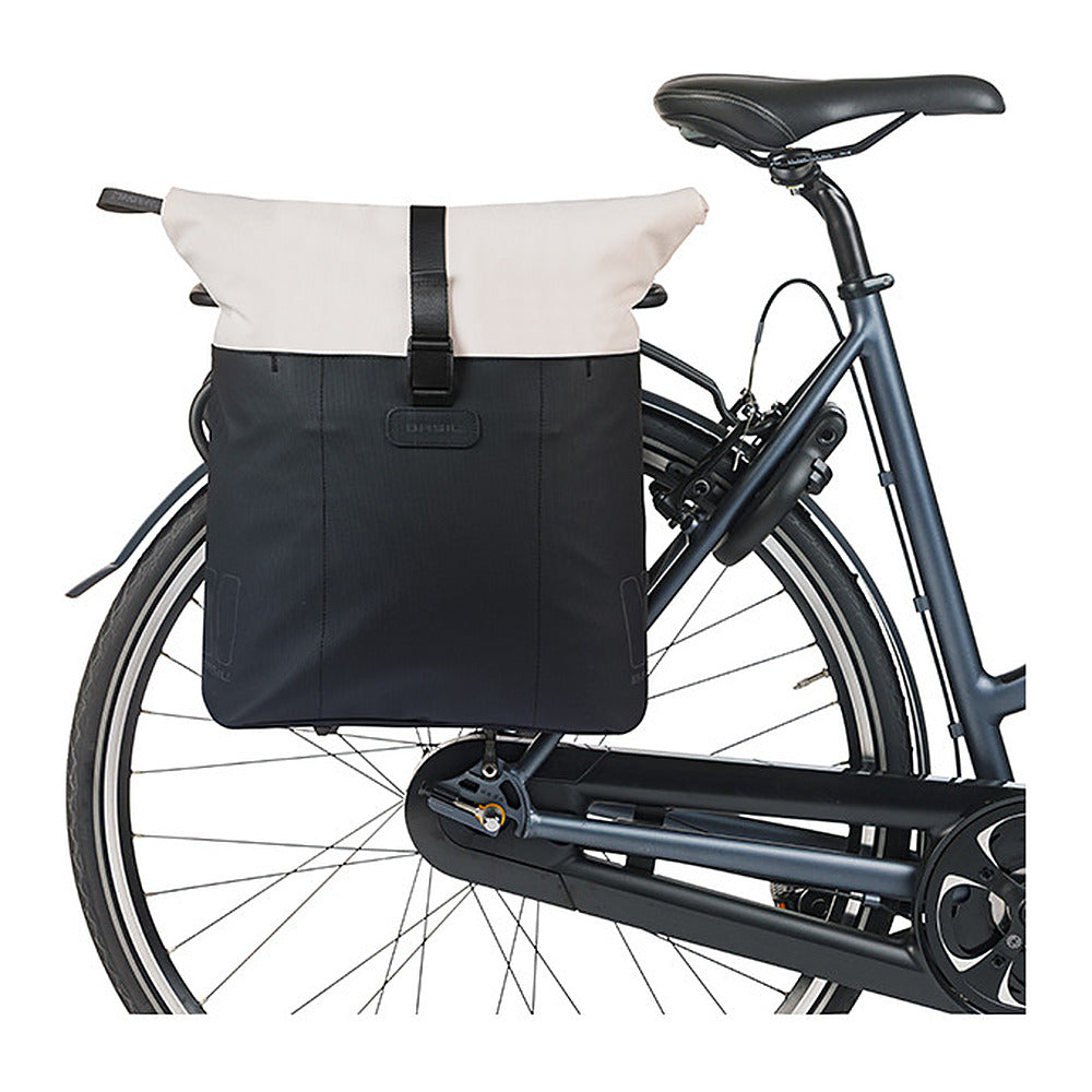 Sacoche vélo Basil Vive Shopper MIK Hooks 20 L coloris Blanc cassé / Noir – montee sur un velo de ville